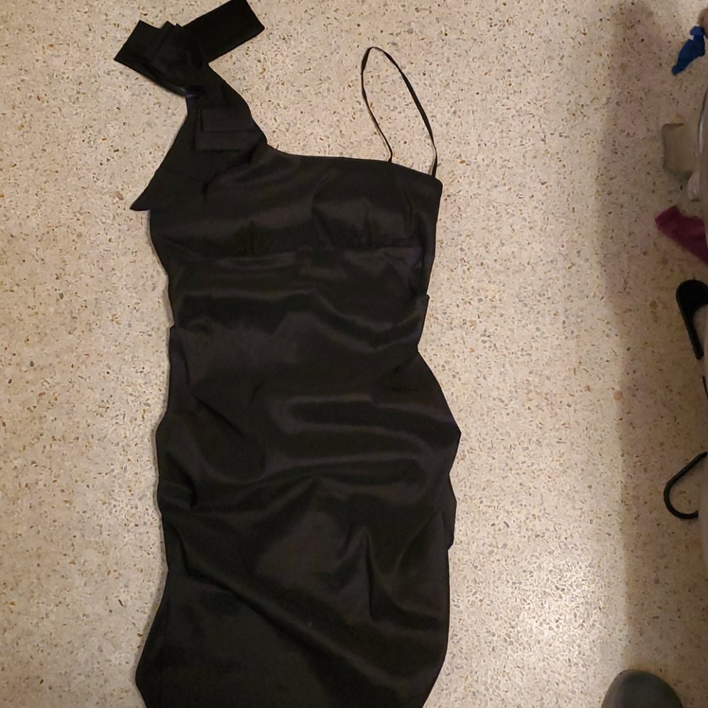 Xscape ruffled one strap bow dress